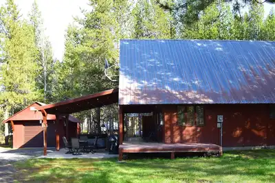 Image de Park & Sled. 4 brdrm, 2 bath cabin, hot tub, 33 mi. to Ynp
