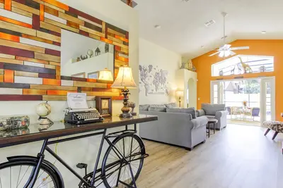 Image de Renovated! ✦Unique & Roomy✦Private Fenced True South Salt Pool✦5 Miles to Disney