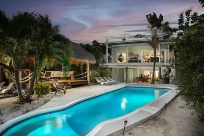 Image de Your own Private Resort! 50ft Dock on Canal w/ Pool, Tiki and Rv Hookup!