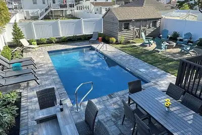 Image de 2 blocks to Beach Linen, fire pit, Pool sleeps 12