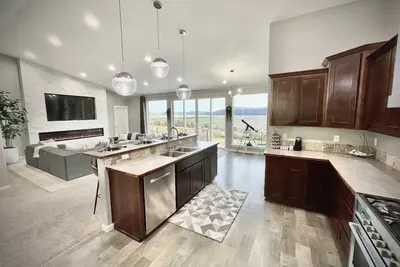 Image de ⭐️ Modern 4br W/ View - Crater Lake National Park - Running Y Resort ⛳️ House