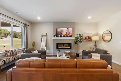 Image de 2 Mins to Cattle Barn l Hot Tub l Bbq Grill