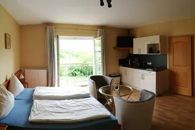 Image de Appartement-Supérieure-Salle de bain privée séparée-Blick auf die Weinberge 4