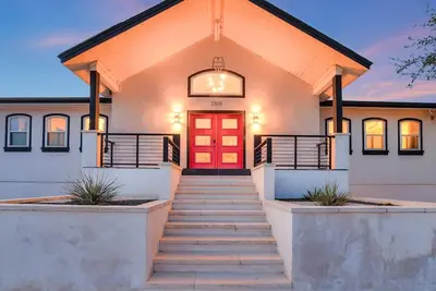 Image de Lake Front Home with Pool, Dock, Views, Sports Court, & Beautiful Sunsets!