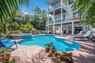 Image de Luxurious Beach Haven- 2-min walk to beach access, pool, spa and putting green!