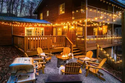 Image de The Hilltop Chalet : Location, Views, Hot tub, Fire Pit, Game Room!