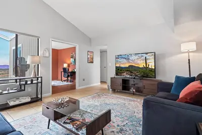 Image de Roomy Townhouse w/ Private & Fenced Backyard and Cozy Patio, Dog-Friendly!