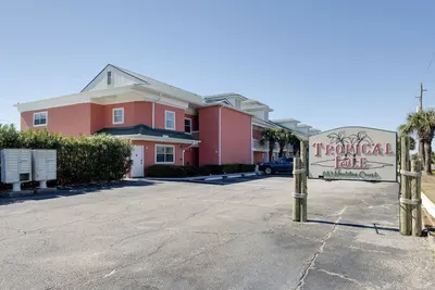Image de Vacation Condo just steps from the beach!
