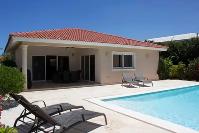 Spanish villa with private pool— 8 min from the beach!