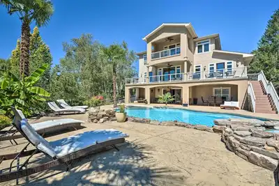 Image de Luxe Getaway w/ Riverfront Views in Grants Pass!