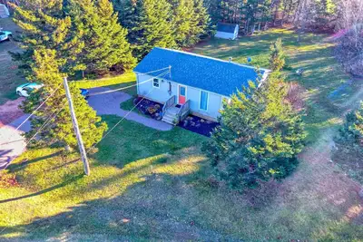 Brackley Beach retreat- 2 min from the beach<br>Open windows 2 feel an ocean breeze