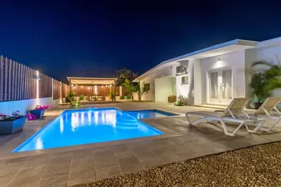 Image de Villa with Modern Decor 3br 2ba w\/ Large Pool
