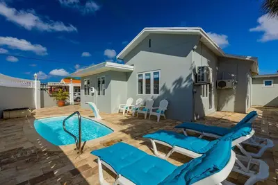 Image de 3br Home w\/ Pool in DownTown @ 5min walk 2 Beach
