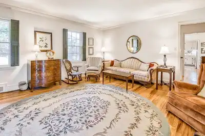 Image de Lake Junaluska family home with porch & outdoor living, access to pool, tennis