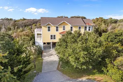 Image de Huge Ocean View Home w/ Elevator, Screened Porch, 2 Primary Suites & 3 Living Areas; Stroll to Beach