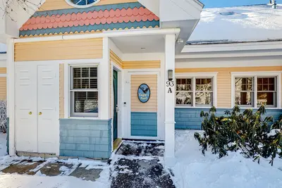 Image de Sunlit Suite with a Kitchenette, Gas Fireplace, Fast WiFi, Patio, & Pool