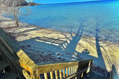 Image de Cozy private waterfront retreat near Traverse city and Sutton’s bay.