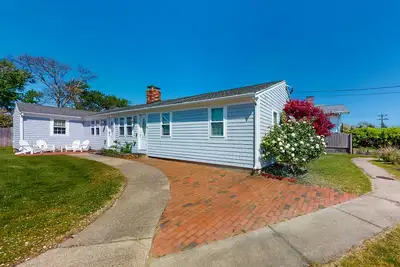 Image de Lovely Family Haven w/ Stylish Interior, WiFi & W/D - Walk to Englewood Beach