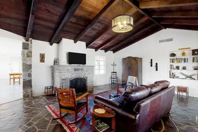 Image de Secluded, dog-friendly home on 3. 5-acres with mountain views & upper deck