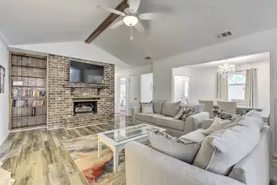 Image de Charming Home w\/ Private Patio & Fenced Yard!