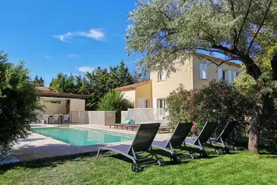 Image de Bastide des tilleuls belle propriété calme et ombragée sur les hauteurs de Noves