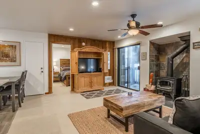 Image de Hidden Valley Village #103 nicely updated 1 bedroom 1 bathroom condo short 10 min walk from Village