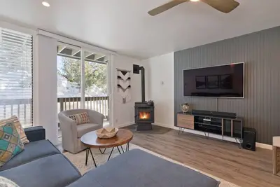 Image de Spend Summer at Mammoth! Modern Contemporary Condo with Mountain Views and Clubhouse Access!