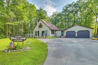 Image de Inviting ‘Lake Vue Lodge’ Home w\/ Fire Pit + Deck