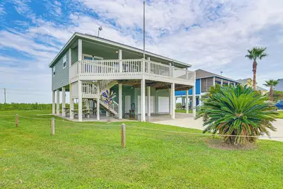 Image de Walk to Ocean: 'Pura Vida' Crystal Beach House!