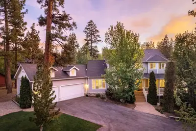 Image de The Hidden Estate -7 Bedroom Home. 1 1/2 acre For Kids to Enjoy. Hot Tub, Ac and Lots of Games.