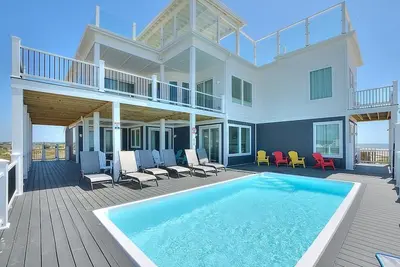 Image de Luxury Beachfront Estate! | Sleeps 32 | Private Pool and Rooftop Hot Tub