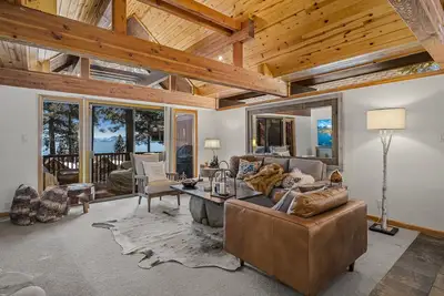 Image de Magnificent 2-bedroom, 2-bath lakefront complex
