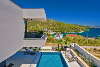 Image de 4br Prestigious Villa With Heated Pool In Marina Trogir
