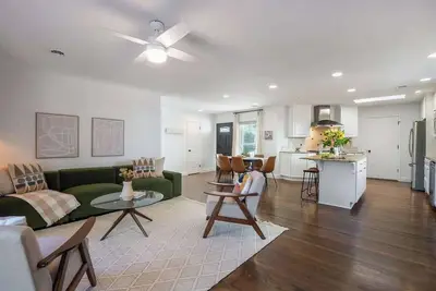 Image de w/ Hot Tub & Detached Office, Modern 3br in Napa!