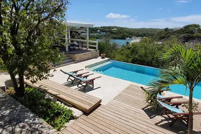 Long Bay Gem -1 bedroom cottage with Pool above the Beach