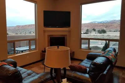 Image de Spacious luxury Moab retreat. Private hot tub, game room and kids play areas!