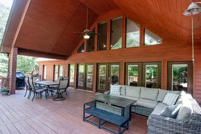 Image de Peaceful Riverfront Cabin! Relax And Unwind!