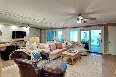 Image de Oceanfront Condo with Balcony, Pool and Beach Access