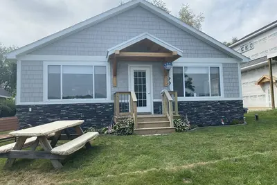 Image de Beautiful & charming 3 bedroom lake house!