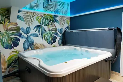 Image de Superbe gîte tout confort, piscine couverte chauffée (avril à oct. ), 14 adultes