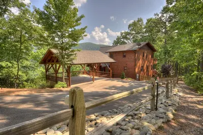 Image de Serenity Ridge | Stylish Mountain Cabin w/ Views, Hot Tub & Game Room