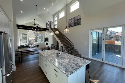 Image de Spacious 5 bedroom house + bunkroom with rooftop deck and private hot tub