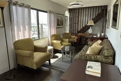Image de Remodeled Large Hilltop - 5 Bedrooms and 3 Baths
