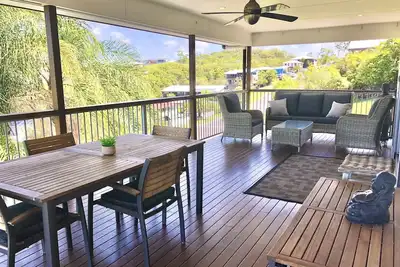 Image de 4 bedroom home with 180 degree ocean and township views. Walk to beach and shops