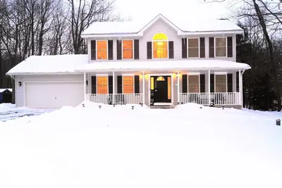 Image de Cheerful 3-bedroom resinetial home with hot tub