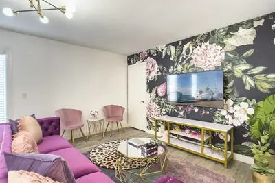 Image de Modern Pink Paradise with Dream backyard & Pool