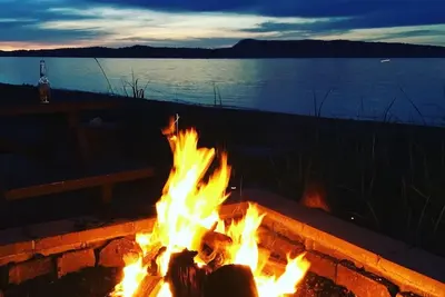 Image de Cozy Canadian cabin overlooking the ocean! 1 min to the beach