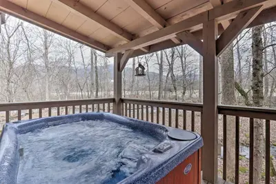 Image de Cozy `American Dream` Cabin w/ Hot Tub, Loft & Bbq! ! !