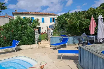 Image de Maison de campagne charentaise, avec piscine au cœur des vignes