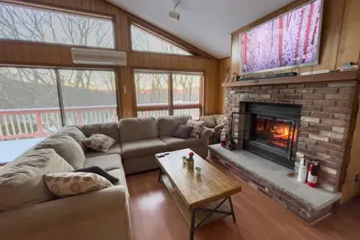 Image de Good Vibes Chalet With Private Hot Tub & Sauna in Saw Creek Private Community